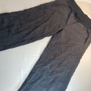 Lululemon black Capri pants 6